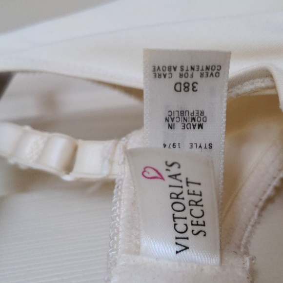Victoria Secret Creme color underwire Bra - Picture 2 of 3